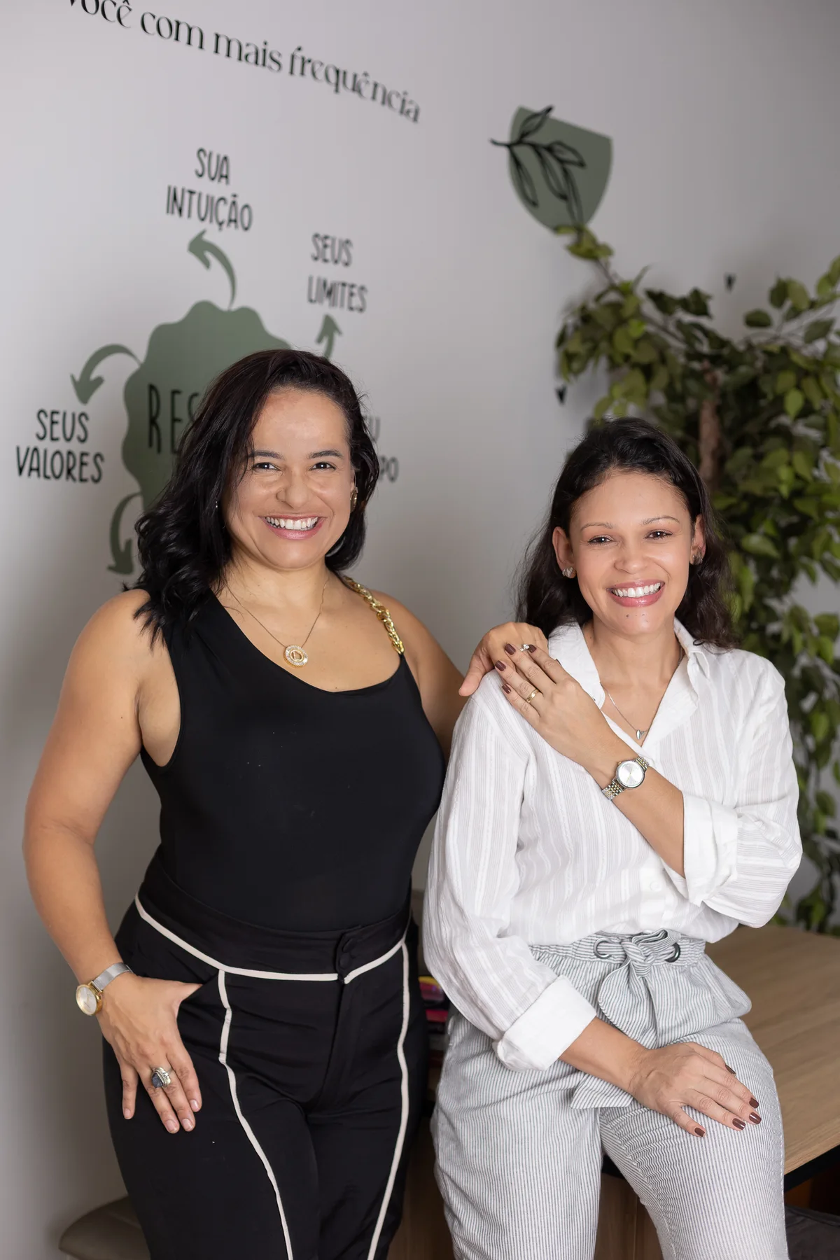 Luciana Gáudio à esquerda e Silvana Silva à direita no CESEPSI.